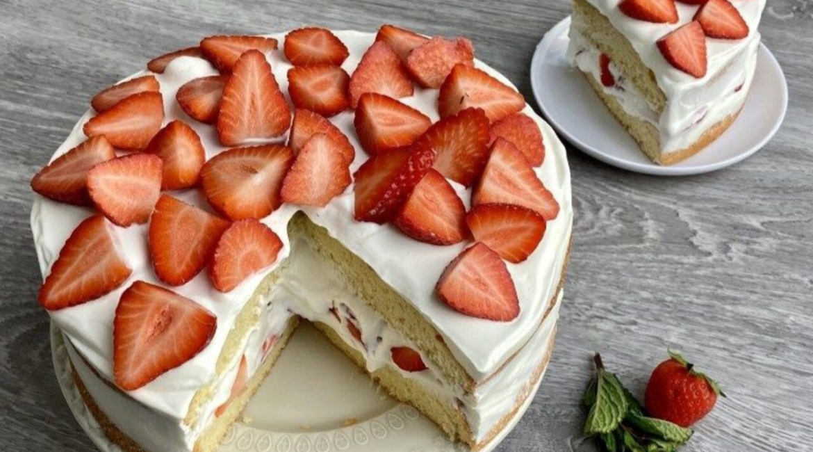 Bolo de Morango com Chantilly