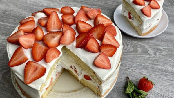 Bolo de Morango com Chantilly