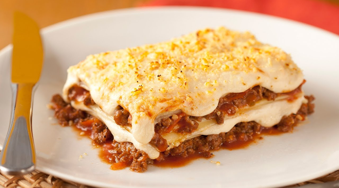 Lasanha à Bolonhesa com Molho Branco