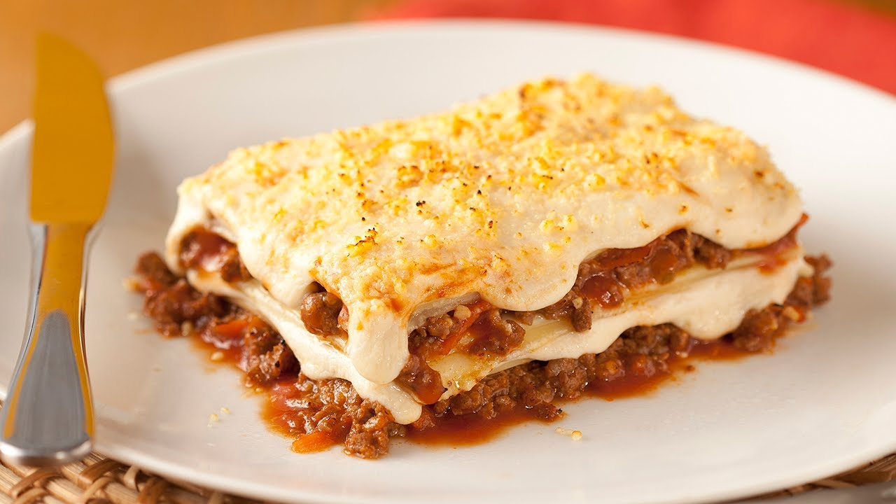 Lasanha à Bolonhesa com Molho Branco